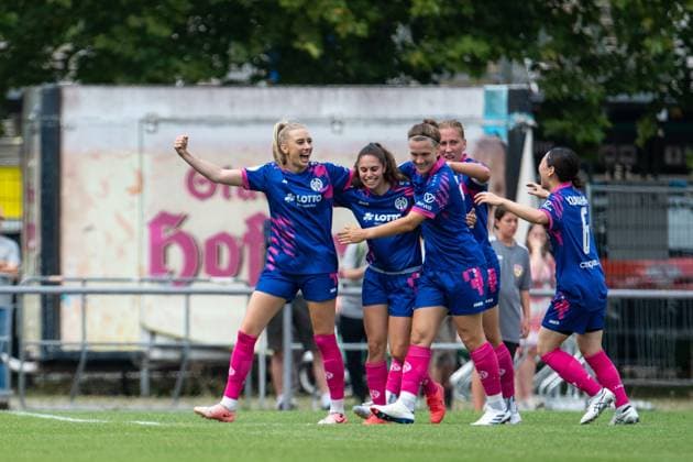 Chiara Bouziane FSV Mainz 05, 10 , Akari Kurishima FSV Mainz 05, 06 and team celebrate the goal to 0 2, GER, VfB Stuttgart vs 1 FSV Mainz 05, Soccer Women DFB Cup, Playoff, Season 2025 2026, 17 08 2025 GER, VfB Stuttgart vs 1 FSV Mainz 05, Soccer Women DFB Cup, Playoff, Season 2025 2026, 17 08 2025 Bad Cannstatt Copyright: xEibner-Pressefoto Memmlerx EP_MMR