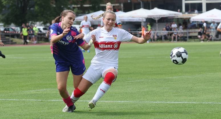 Stuttgart , DFB Cup Women VfB Stuttgart vs 1 FSV Mainz 05 , from left Kara Bathmann Mainz Leonie Kopp VfB