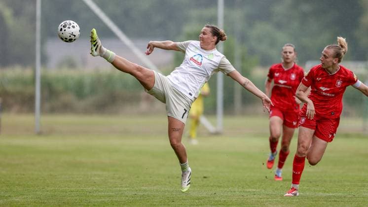 Larissa Mühlhaus SV Werder Bremen, 7 on the ball, single image, full body, action, action scene, 17 08 2025, Bramsche Germany , Soccer, Test match women, SV Werder Bremen FC Twente Enschede xobx