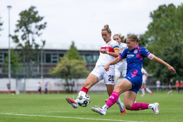 Jana Beuschlein VfB Stuttgart, 20 in duel with Johanna Berg FSV Mainz 05, 09 , GER, VfB Stuttgart vs 1 FSV Mainz 05, Soccer Women DFB Cup, Playoff, Season 2025 2026, 17 08 2025 GER, VfB Stuttgart vs 1 FSV Mainz 05, Soccer Women DFB Cup, Playoff, Season 2025 2026, 17 08 2025 Bad Cannstatt Copyright: xEibner-Pressefoto Memmlerx EP_MMR