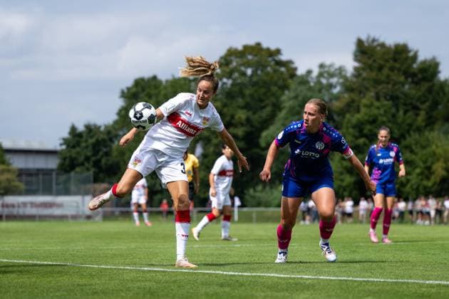 Fabienne Dongus VfB Stuttgart, 33 in duel with Johanna Berg FSV Mainz 05, 09 , GER, VfB Stuttgart vs 1 FSV Mainz 05, Soccer Women DFB Cup, Playoff, Season 2025 2026, 17 08 2025 GER, VfB Stuttgart vs 1 FSV Mainz 05, Soccer Women DFB Cup, Playoff, Season 2025 2026, 17 08 2025 Bad Cannstatt Copyright: xEibner-Pressefoto Memmlerx EP_MMR