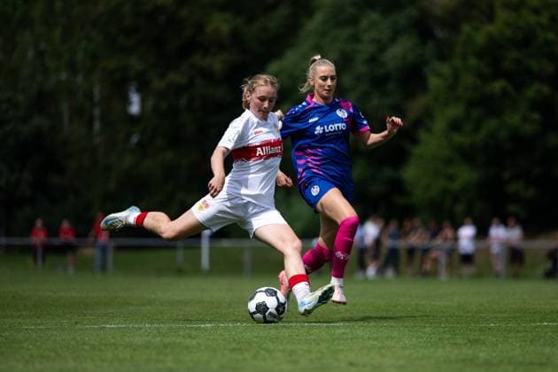 Linette Hofmann VfB Stuttgart, 02 in duel with Chiara Bouziane FSV Mainz 05, 10 , GER, VfB Stuttgart vs 1 FSV Mainz 05, Soccer Women DFB Cup, Playoff, Season 2025 2026, 17 08 2025 GER, VfB Stuttgart vs 1 FSV Mainz 05, Soccer Women DFB Cup, Playoff, Season 2025 2026, 17 08 2025 Bad Cannstatt Copyright: xEibner-Pressefoto Memmlerx EP_MMR