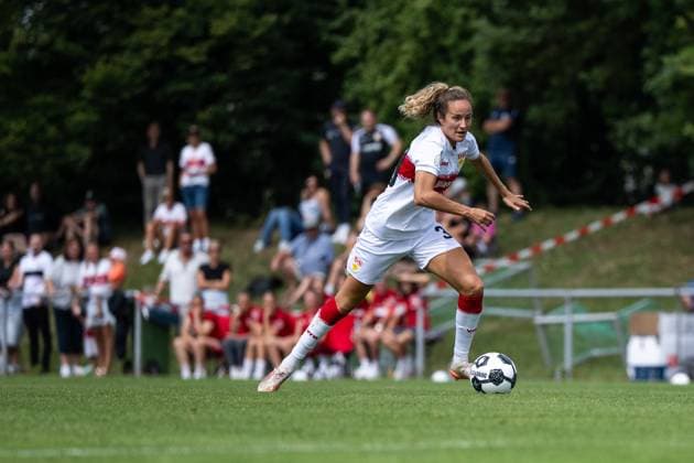 Fabienne Dongus VfB Stuttgart, 33 on the ball, GER, VfB Stuttgart vs 1 FSV Mainz 05, Soccer Women DFB Cup, Playoff, Season 2025 2026, 17 08 2025 GER, VfB Stuttgart vs 1 FSV Mainz 05, Soccer Women DFB Cup, Playoff, Season 2025 2026, 17 08 2025 Bad Cannstatt Copyright: xEibner-Pressefoto Memmlerx EP_MMR