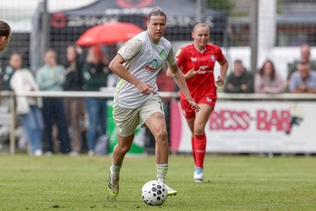 Larissa Mühlhaus SV Werder Bremen, 7 on the ball, single image, full body, action, action scene, 17 08 2025, Bramsche Germany , Soccer, Test match women, SV Werder Bremen FC Twente Enschede xobx