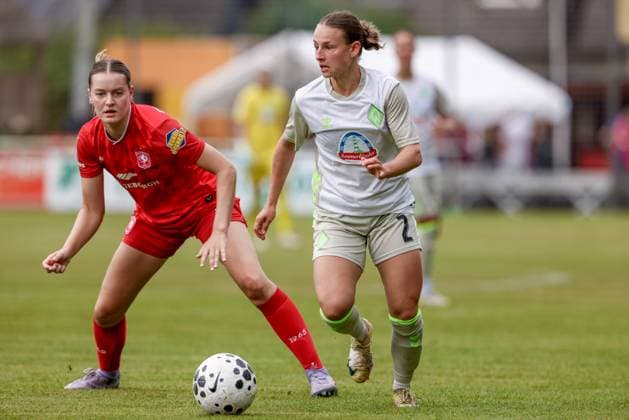 from left Charlotte Hulst FC Twente Enschede, 7 and Chiara D Angelo SV Werder Bremen, 2 in duel, duel, dynamics, action, action, match scene, 17 08 2025, Bramsche Germany , Soccer, Test match women, SV Werder Bremen FC Twente Enschede xobx