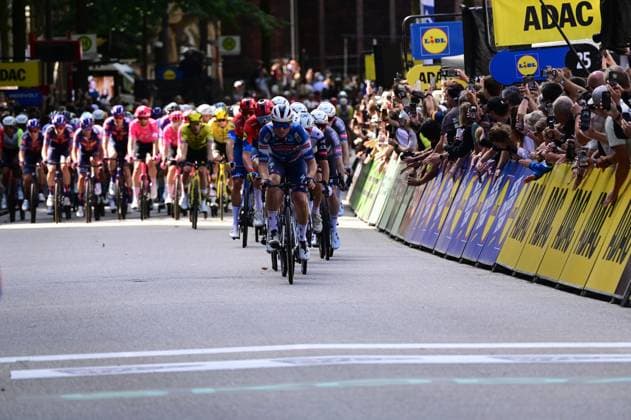 17 08 2025 xkhx Hamburg, Cycling ADAC CYCLASSICS 2025 Cycling event 1 Crossing the finish line