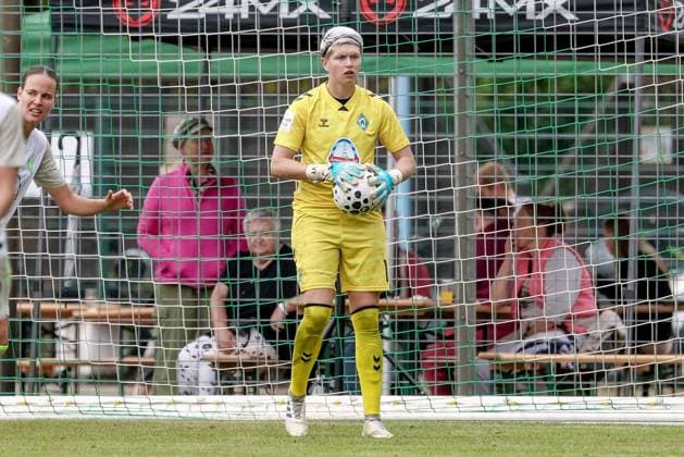 Vanessa Fischer Goalkeeper, Goalkeeper, SV Werder Bremen, 1 on the ball, cropped, single image, full body, action, action scene, 17 08 2025, Bramsche Germany , Football, Test match women, SV Werder Bremen FC Twente Enschede xobx
