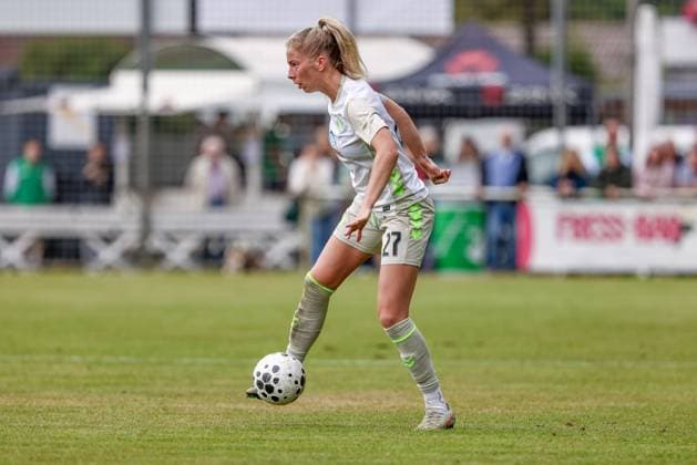 Sharon Beck SV Werder Bremen, 27 on the ball, cropped, single image, full body, action, action scene, 17 08 2025, Bramsche Germany , soccer, test match women, SV Werder Bremen FC Twente Enschede xobx