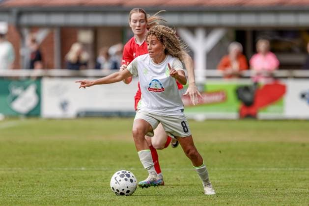 Amira Arfaoui SV Werder Bremen, 8 on the ball, single image, full body, action, action scene, 17 08 2025, Bramsche Germany , Soccer, Test match women, SV Werder Bremen FC Twente Enschede xobx