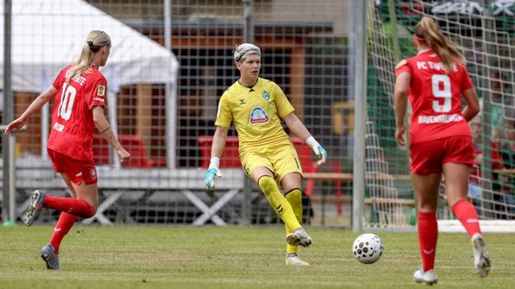 Vanessa Fischer Goalkeeper, Goalkeeper, SV Werder Bremen, 1 on the ball, single image, full body, action, action scene, 17 08 2025, Bramsche Germany , Soccer, Test match women, SV Werder Bremen FC Twente Enschede xobx