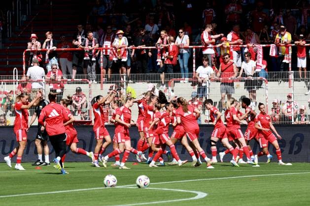DEU, 2 BL, Frauen, 1 FC Union vs Real Madrid, 17 08 2025, Stadion Alte Foersterei, Berlin, DEU, 2 BL, Frauen, 1 FC Union vs Real Madrid, im Bild Union Spielerinnenkreis DFL regulations prohibit any use of Photographs as image sequences and or quasi video nordphotoxGmbHx xEngler nph00076