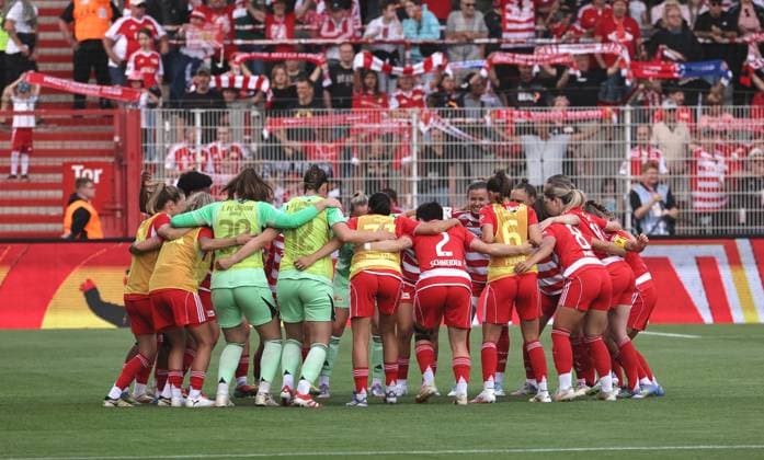 Berlin team circle before the start of the match Ritual Sport Football Soccer Soccer Test Match Women Womens Bundesliga Season 2025 2026 17 08 2025 1 FC Union Berlin vs Real Madrid CF DFL regulations prohibit any use of photographs as image sequences and or quasi video