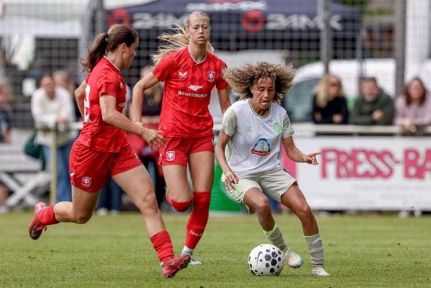 Amira Arfaoui SV Werder Bremen, 8 on the ball, single image, full body, action, action scene, 17 08 2025, Bramsche Germany , Soccer, Test match women, SV Werder Bremen FC Twente Enschede xobx