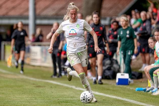 Sharon Beck SV Werder Bremen, 27 on the ball, cropped, single image, full body, action, action scene, 17 08 2025, Bramsche Germany , soccer, test match women, SV Werder Bremen FC Twente Enschede xobx