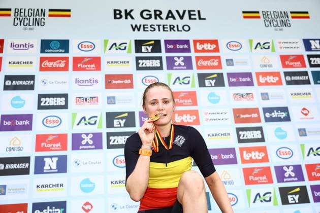Belgian Marthe Truyen pictured on the podium after winning the elite race at the Belgian Gravel Championships, Sunday 17 August 2025, in Westerlo. DAVIDxPINTENS  x131395592x