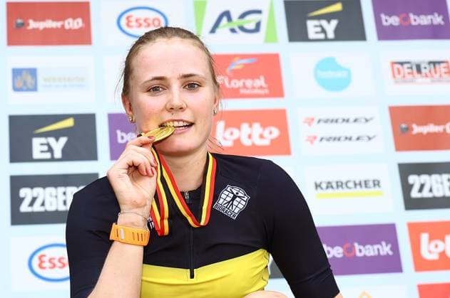 Belgian Marthe Truyen pictured on the podium after winning the elite race at the Belgian Gravel Championships, Sunday 17 August 2025, in Westerlo. DAVIDxPINTENS  x131395593x