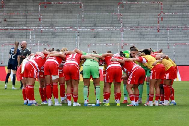 DEU, 2 BL, Frauen, 1 FC Union vs Real Madrid, 17 08 2025, Stadion Alte Foersterei, Berlin, DEU, 2 BL, Frauen, 1 FC Union vs Real Madrid, im Bild Union Spielerinnenkreis DFL regulations prohibit any use of Photographs as image sequences and or quasi video nordphotoxGmbHx xEngler nph00076