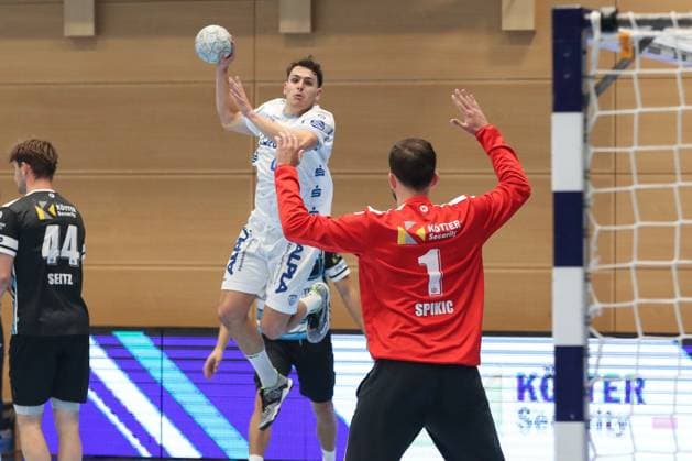 17 08 2025, xgox, Handball Wartburg Cup ThSV Eisenach TBV Lemgo Lippe emspor, v l Samuel Zehnder Lemgo, 4 throws goal, Torschuetze, erzielt Tor, Treffer, scores the goal Eisenach