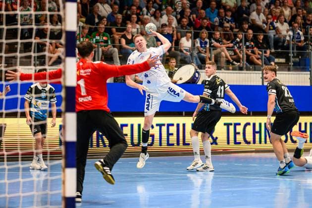 Niels, Verstijnen KM, TBV Lemgo Lippe, 25 , Matija, Spikic TW, ThSV Eisenach, 1 GER, Thuringia, ThSV Eisenach v TBV Lemgo Lippe, Wartburg Cup Eisenach 2025, Handball, Season 2025 2026, Sunday, 17 08 2025 GER, Thuringia, ThSV Eisenach v TBV Lemgo Lippe, Wartburg Cup Eisenach 2025, Handball, Season 2025 2026, Sunday, 17 08 2025 Eisenach Copyright: xEibner-Pressefoto MartinxHerbstx EP_MHT