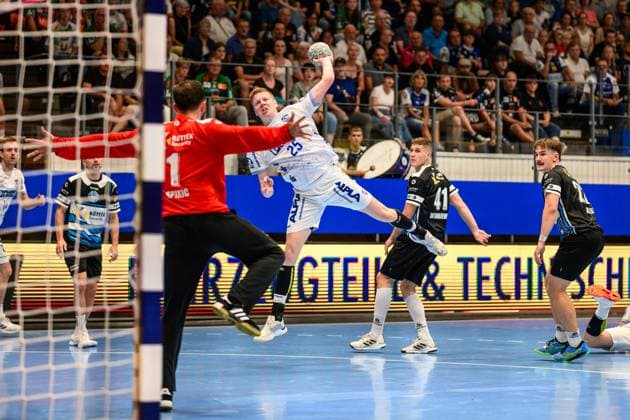 Niels, Verstijnen KM, TBV Lemgo Lippe, 25 , Matija, Spikic TW, ThSV Eisenach, 1 GER, Thuringia, ThSV Eisenach v TBV Lemgo Lippe, Wartburg Cup Eisenach 2025, Handball, Season 2025 2026, Sunday, 17 08 2025 GER, Thuringia, ThSV Eisenach v TBV Lemgo Lippe, Wartburg Cup Eisenach 2025, Handball, Season 2025 2026, Sunday, 17 08 2025 Eisenach Copyright: xEibner-Pressefoto MartinxHerbstx EP_MHT
