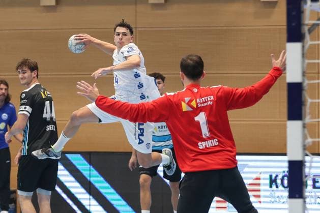 17 08 2025, xgox, Handball Wartburg Cup ThSV Eisenach TBV Lemgo Lippe emspor, v l Samuel Zehnder Lemgo, 4 throws goal, Torschuetze, erzielt Tor, Treffer, scores the goal Eisenach