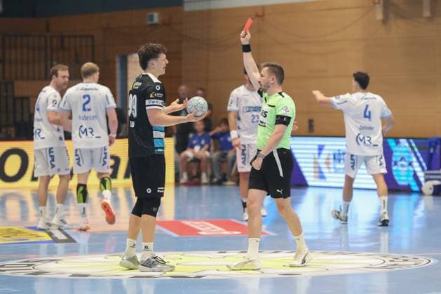 17 08 2025, xgox, Handball Wartburg Cup ThSV Eisenach TBV Lemgo Lippe emspor, v l Tillman Leu Eisenach, 99 red card, sent off Eisenach
