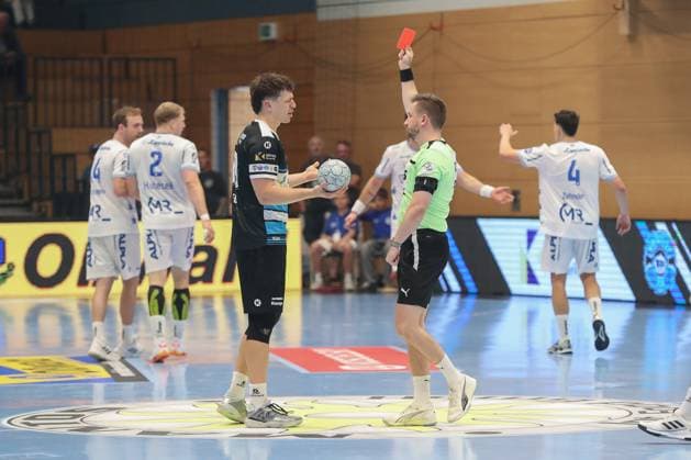 17 08 2025, xgox, Handball Wartburg Cup ThSV Eisenach TBV Lemgo Lippe emspor, v l Tillman Leu Eisenach, 99 red card, sent off Eisenach