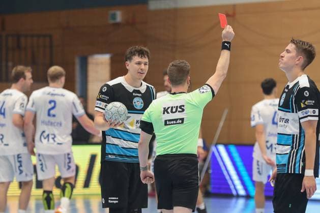17 08 2025, xgox, Handball Wartburg Cup ThSV Eisenach TBV Lemgo Lippe emspor, v l Tillman Leu Eisenach, 99 red card, sent off Eisenach