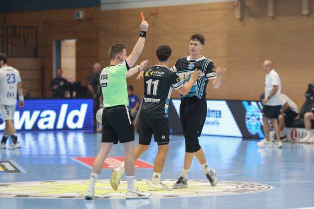 17 08 2025, xgox, Handball Wartburg Cup ThSV Eisenach TBV Lemgo Lippe emspor, v l Tillman Leu Eisenach, 99 red card, sent off Eisenach