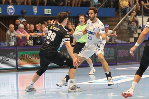17 08 2025, xgox, Handball Wartburg Cup ThSV Eisenach TBV Lemgo Lippe emspor, v l Tillman Leu Eisenach, 99 , Tim Suton Lemgo, 23 duel, duel, fight, tackle Eisenach