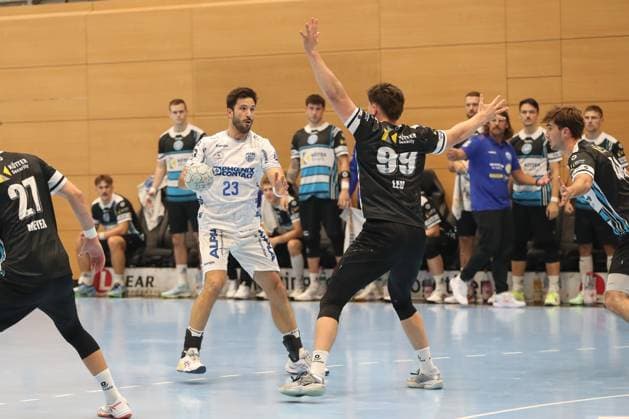 17 08 2025, xgox, Handball Wartburg Cup ThSV Eisenach TBV Lemgo Lippe emspor, v l Tim Suton Lemgo, 23 , Tillman Leu Eisenach, 99 duel, duel, fight, tackle Eisenach