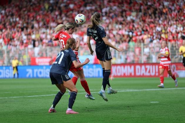 1 Bundesliga Womens Test Match Union Berlin Real Madrid header, header duel between Eileen Campbell Union Berlin 10 , Sara Holmgaard Real Madrid 21 and Bella Andersson Real Madrid 22 right, during the match in the 1 Bundesliga Womens Test Match Union Berlin Real Madrid in Berlin, Stadion An der alten Försterei , on 17 08 2025 DFB regulations prohibit any use of photographs as image sequences and or quasi video Copyright: xBEAUTIFULxSPORTS Frankex