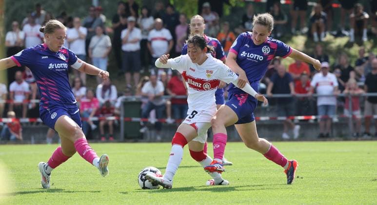 Stuttgart , DFB Cup Women VfB Stuttgart vs 1 FSV Mainz 05 , from left Johanna Berg Mainz Haruka Osawa VfB Anna Donner Mainz