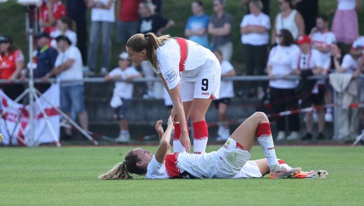 Stuttgart , DFB Cup Women VfB Stuttgart vs 1 FSV Mainz 05 , from top Julia Glaser Fabienne Dongus VfB