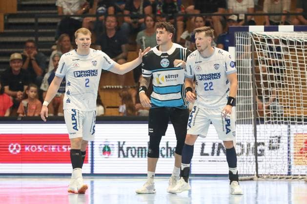 17 08 2025, xgox, Handball Wartburg Cup ThSV Eisenach TBV Lemgo Lippe emspor, v l Lukas Hutecek Lemgo, 2 , Justin Kurch Eisenach, 52 , Adam Nyfjaell Lemgo, 22 duel, duel, fight, tackle Eisenach