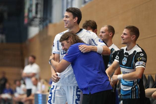 17 08 2025, xgox, Handball Wartburg Cup ThSV Eisenach TBV Lemgo Lippe emspor, f l Frederik Simak Lemgo, 8 and Sebastian Hinze Eisenach, coach , after a referee decision Eisenach