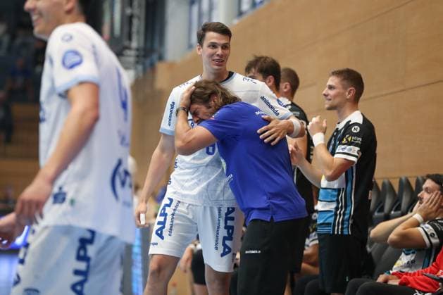 17 08 2025, xgox, Handball Wartburg Cup ThSV Eisenach TBV Lemgo Lippe emspor, f l Frederik Simak Lemgo, 8 and Sebastian Hinze Eisenach, coach , after a referee decision Eisenach
