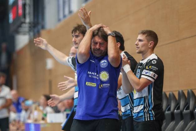 17 08 2025, xgox, Handball Wartburg Cup ThSV Eisenach TBV Lemgo Lippe emspor, v l Sebastian Hinze Eisenach, coach disappointed, looks disappointed, dejected, disappointed Eisenach