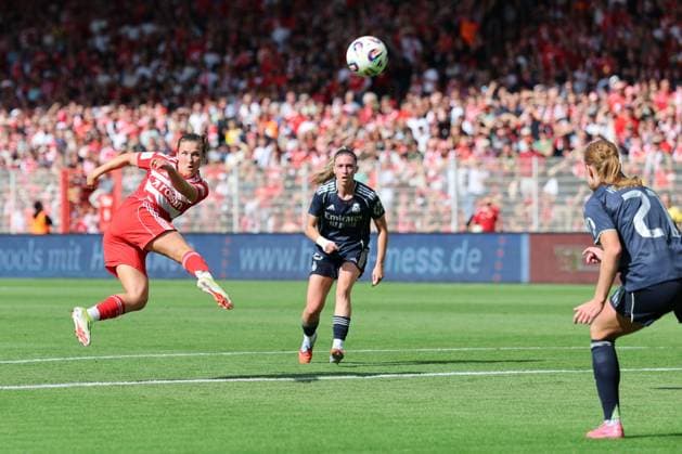 1 Bundesliga Womens Test Match Union Berlin Real Madrid Katja Orschmann Union Berlin 5 taking a shot on goal against Sara Holmgaard Real Madrid 21 , right, during the match in the 1 Bundesliga Womens Test Match Union Berlin Real Madrid in Berlin, Stadion An der alten Försterei , on 17 08 2025 DFB regulations prohibit any use of photographs as image sequences and or quasi video Copyright: xBEAUTIFULxSPORTS Frankex