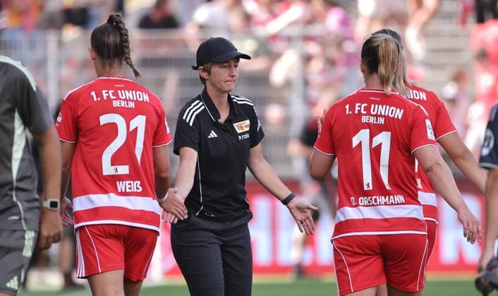 Coach Ailien Poese high-fives Anna Weiß, Dina Orschmann Sport Football Soccer Test match Womens Bundesliga Season 2025 2026 17 08 2025 1 FC Union Berlin vs Real Madrid CF DFL regulations prohibit any use of photographs as image sequences and or quasi video