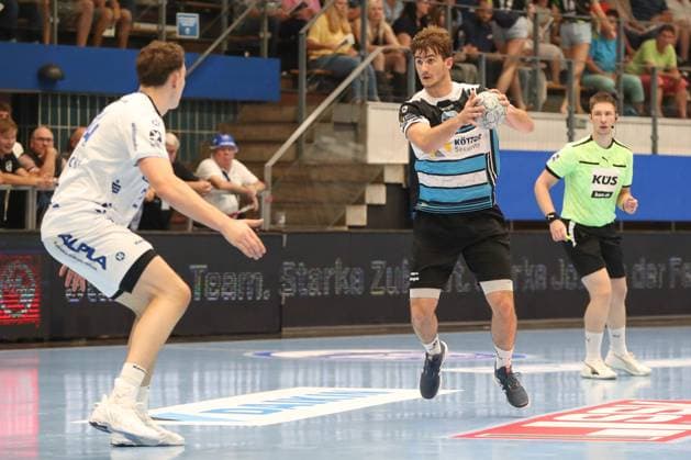 17 08 2025, xgox, Handball Wartburg Cup ThSV Eisenach TBV Lemgo Lippe emspor, v l Stephan Seitz Eisenach, 44 am Ball, plays the ball Eisenach