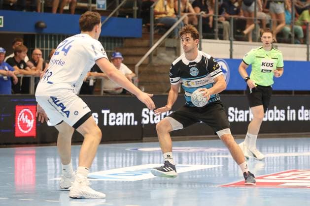 17 08 2025, xgox, Handball Wartburg Cup ThSV Eisenach TBV Lemgo Lippe emspor, v l Stephan Seitz Eisenach, 44 am Ball, plays the ball Eisenach