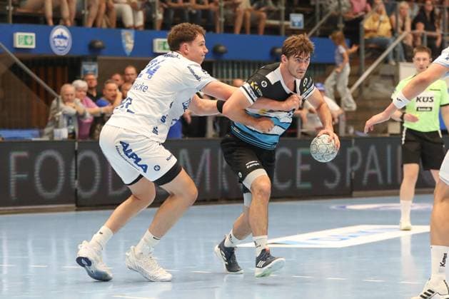 17 08 2025, xgox, Handball Wartburg Cup ThSV Eisenach TBV Lemgo Lippe emspor, v l Joel Willecke Lemgo, 24 , Stephan Seitz Eisenach, 44 duel, duel, fight, tackle Eisenach