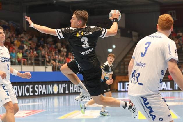 17 08 2025, xgox, Handball Wartburg Cup ThSV Eisenach TBV Lemgo Lippe emspor, v l Oskar Joelsson Eisenach, 3 wirft Tor, Torschuetze, erzielt Tor, Treffer, scores the goal Eisenach