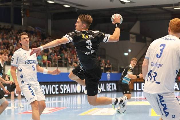 17 08 2025, xgox, Handball Wartburg Cup ThSV Eisenach TBV Lemgo Lippe emspor, v l Oskar Joelsson Eisenach, 3 wirft Tor, Torschuetze, erzielt Tor, Treffer, scores the goal Eisenach