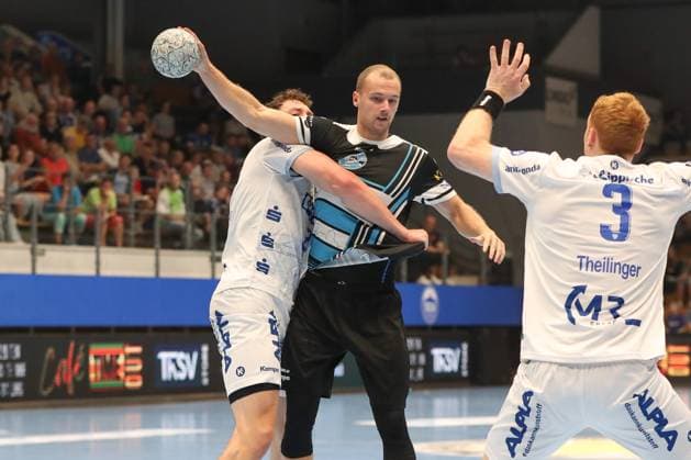 17 08 2025, xgox, Handball Wartburg Cup ThSV Eisenach TBV Lemgo Lippe emspor, v l Joel Willecke Lemgo, 24 , Fynn Hangstein Eisenach, 10 duel, duel, fight, tackle Eisenach
