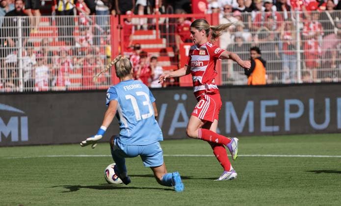 Goalkeeper Merle Frohms, Eileen Campbell duel Match scene Action Sport Football Soccer Test match Womens Bundesliga Season 2025 2026 17 08 2025 1 FC Union Berlin vs Real Madrid CF DFL regulations prohibit any use of photographs as image sequences and or quasi video