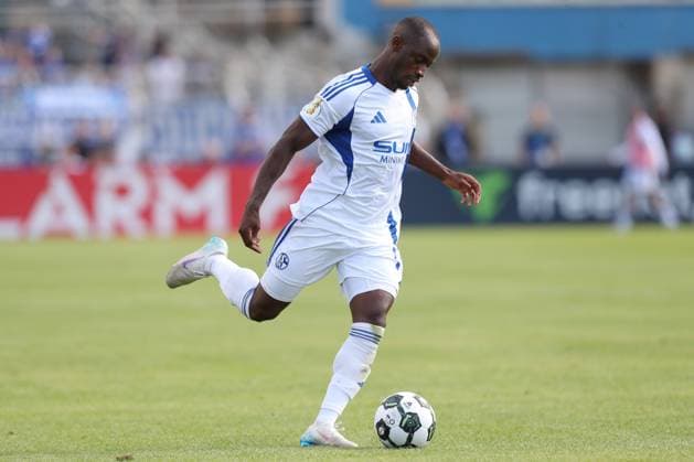 17 08 2025, xtgx, Fußball DFB Pokal 1 Runde, 1 FC Lokomotive Leipzig FC Schalke 04, v l Christopher Antwi Adjei Schalke, 18 Freisteller, Einzelbild, Ganzkoerper, single frame DFL DFB REGULATIONS PROHIBIT ANY USE OF PHOTOGRAPHS as IMAGE SEQUENCES and or QUASI VIDEO Leipzig