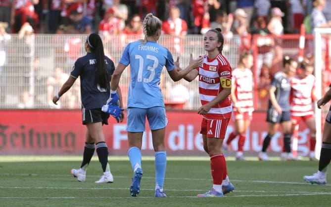 Goalkeeper Merle Frohms high-fives with Lisa Heiseler at the end of the match Sport Football Soccer Test match Womens Bundesliga Season 2025 2026 17 08 2025 1 FC Union Berlin vs Real Madrid CF DFL regulations prohibit any use of photographs as image sequences and or quasi video