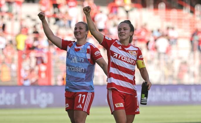 Dina Orschmann, Lisa Heiseler, Eisern Union zu den Fans Sport Fußball Fußball Testspiel Frauen Damen Bundesliga Saison 2025 2026 17 08 2025 1 FC Union Berlin vs Real Madrid CF DFL regulations prohibit any use of photographs as image sequences and or quasi video